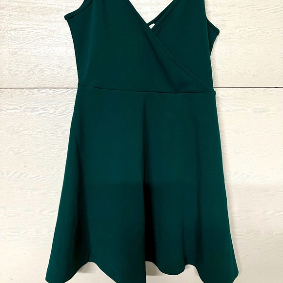 Emerald Green V Neck Adjustable Spaghetti Strap Dress - Picture 3 of 8